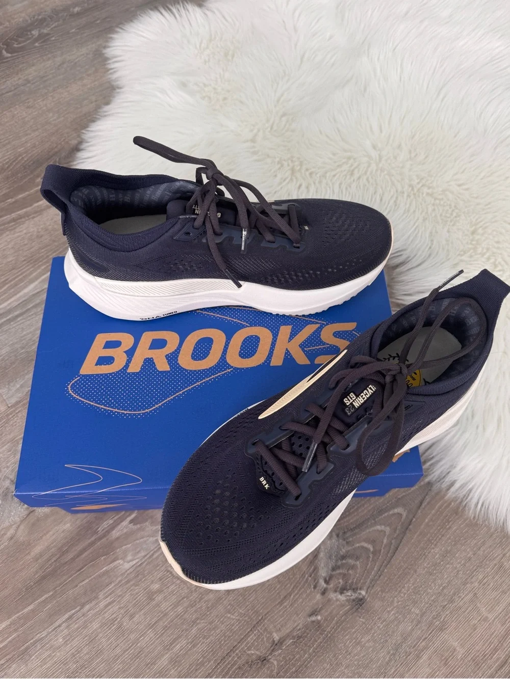 👟💙2026 Brooks Berkshire Hathaway Glycerin GTS 23 Indigo/Bleached Sand/White